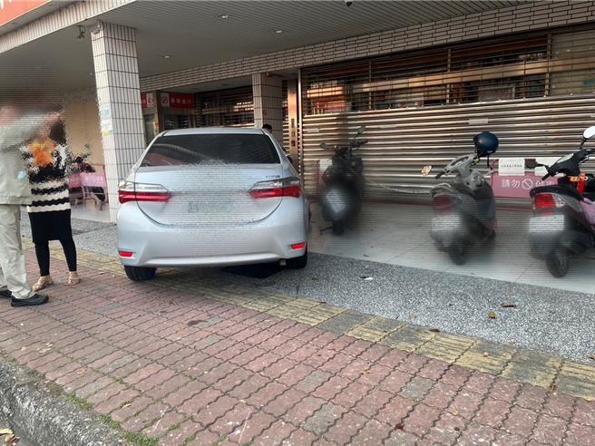 高雄楠梓区3月3日下午4时44分许在楠梓区兴楠路上发生一起两辆汽车的交通事故，肇事的汽车波及路边的两辆机车。（翻摄照片／林瑞益高雄传真）