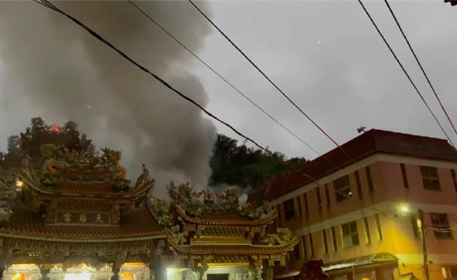 基隆市消防局于今日傍晚5时31分接获民眾报案指出，位于和平岛和一路58巷某处铁皮民宅冒出浓烟，所幸屋内人员均及时逃出，无人受困，火势也迅速获得控制。（翻摄画面／徐佑升基隆传真）