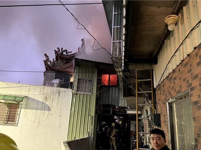 基隆市消防局于今日傍晚5时31分接获民眾报案指出，位于和平岛和一路58巷某处铁皮民宅冒出浓烟，所幸屋内人员均及时逃出，无人受困，火势也迅速获得控制。（基隆市消防局提供／徐佑升基隆传真）