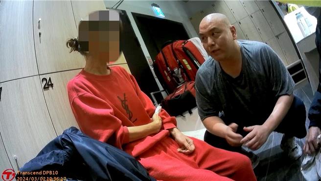 桃园消防EMTP刘家帆刚好在现场健身，发现有人员瘫软于旁边，立即上前关心。（消防提供／蔡依珍桃园传真）