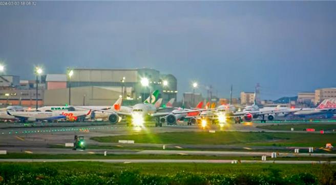 桃园国际机场南跑道3日起进行年度维修，关闭时间为3日上午10时至5日下午4时，共计54小时。由于跑道岁修的影响，从早上开始，不论是起飞或降落班机都有延误情况，桃机的地面跟天空依然在排队中，提醒搭机民眾要有心理准备。（截图自桃园智慧旅游云直播影片）