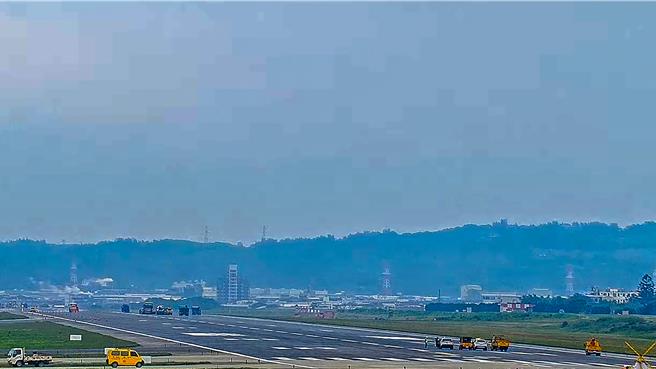 桃园国际机场南跑道3日起进行年度维修，关闭时间为3日上午10时至5日下午4时，共计54小时。（截图自桃园智慧旅游云直播影片）