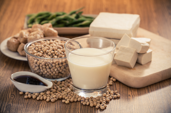 豆漿、豆腐都是草酸含量高的食物。（示意圖，Shutterstock／達志）