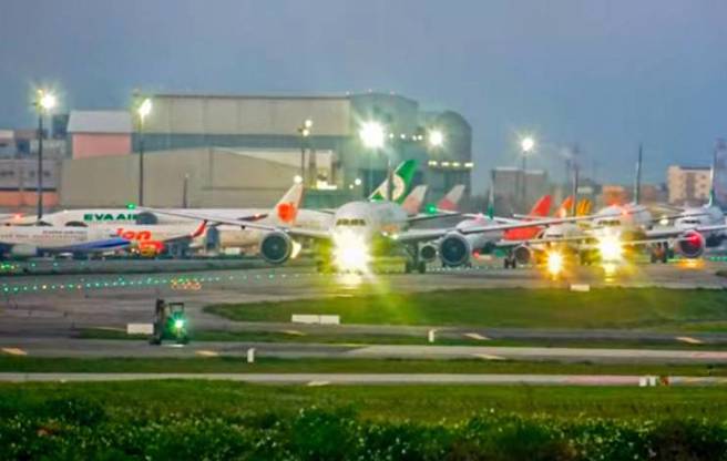 桃機的地面跟天空依然在塞機排隊中，搭機民眾要有心理準備。（截圖自桃園智慧旅遊雲直播影片）