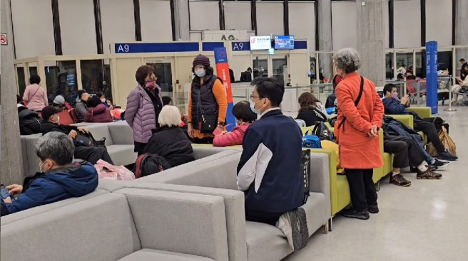 桃园机场南跑道3日启动岁修作业，航班起降时间多有延误，晚间仍有不少旅客在机场等待飞机起飞。（民眾提供）