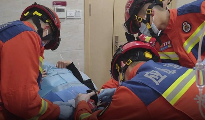 消防隊到醫院破壞軸承才順利幫男子解套。（圖／翻攝取自微博）