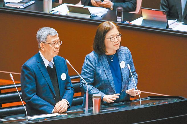 郭正亮认为，海委会主委管碧玲(右)只是第一线演员，事件背后有更大的谋划。（示意图／本报资料照片）