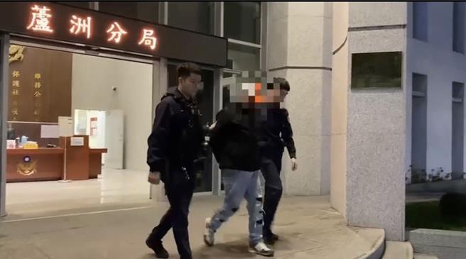 柯男在被蘆洲警方移送新北地檢署歸案。（蘆洲警分局／張鎧乙新北傳真）