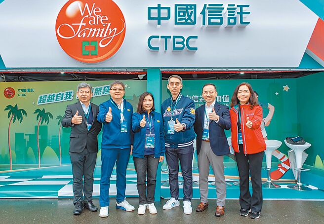 中信金控多位主管2日出席「VISION 2024臺大校园徵才博览会」，左起为中信银行人资总管理处总处长魏尔彰、中信金控证券事业长张浴泽、中信银行个人金融执行长杨淑惠、台湾人寿代理总经理谢壮堃、中信银行策略长蒋振彰、中信银行金融同业处处长杨雅丽。图／中信金控提供