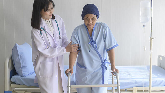 壽險業者指出，過去醫療技術有限，罹患癌症幾乎要長期住院，癌症險的規劃會著重在放療、化療以及住院一天賠多少的分項給付癌症險。圖／freepik