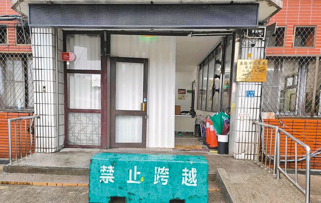 简姓男子日前窃车，先于台62线撞死巡路员，再衝入基隆市警局第三分局八堵分驻所撞死苏姓员警。八堵分驻所紧急设置暂时性防撞石墩，避免车辆衝撞情形重演。（徐佑升摄）