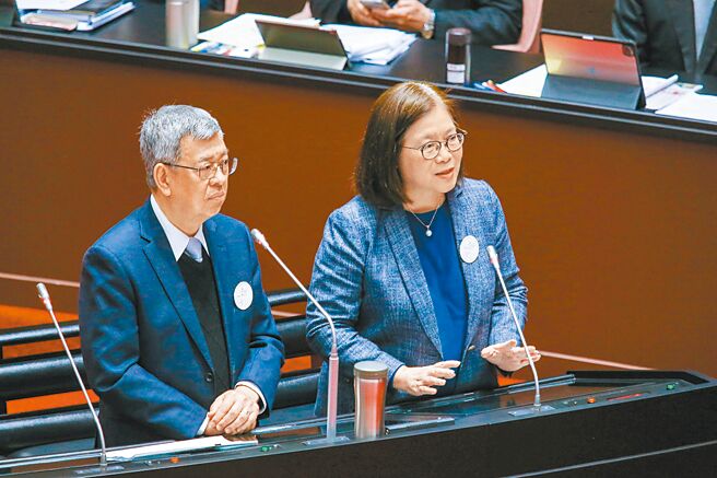 金门事件连海巡署都说是陆船甩尾撞上我巡逻艇反弹翻覆，管碧玲却擅改立院专案报告标题，且报告只字不提碰撞，协商10多次都比不上管妈的恶言相向。（本报资料照片）