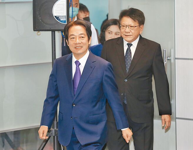 前屏东县长潘孟安（右），传可望接下民进党秘书长一职。（本报资料照片）