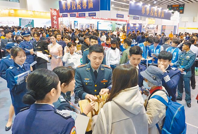 2024大学暨技职校院多元入学博览会2日起在台湾大学综合体育馆举行，参与的眾多学校在入口处展开抢人大战，不少学子亦到场了解各校情况。（姚志平摄）