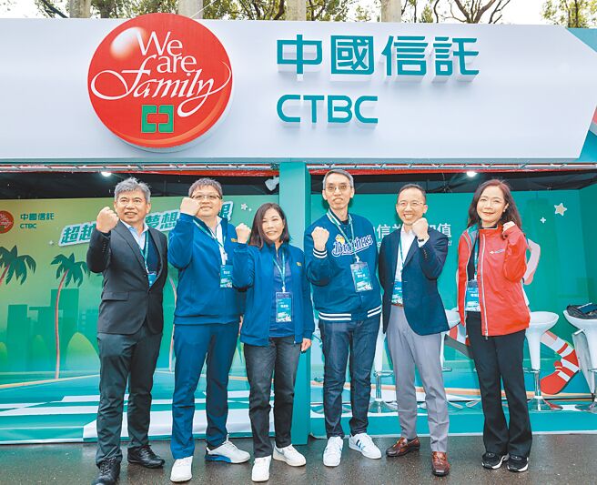 中信金控2日「VISION 2024台大校园徵才博览会」，向跨域人才广发英雄帖，左起为中信银行人资总管理处总处长魏尔彰、中信金控证券事业长张浴泽、中信银行个人金融执行长杨淑惠、台湾人寿代理总经理谢壮堃、中信银行策略长蒋振彰、中信银行金融同业处处长杨雅丽出席分享工作经歷。（郭吉铨摄）