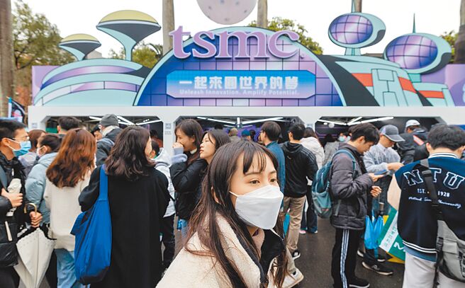 台大校园徵才博览会2日启动，今年活动共约336家企业报名，其中台积电预计将在台湾招募6,000名人才，包含工程师与技术员，硕士毕业新进工程师平均薪酬上看新台币200万元。（郭吉铨摄）