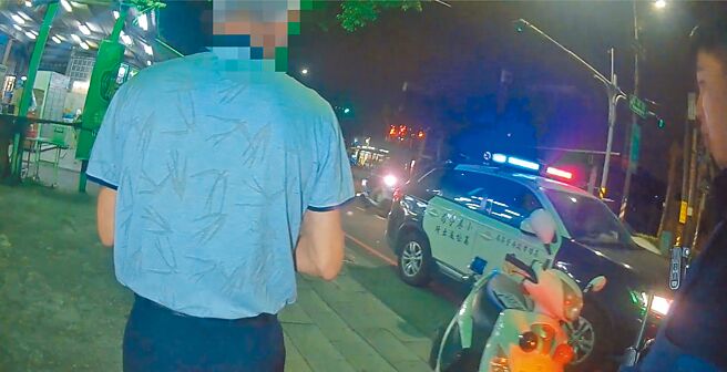 高雄市小港分局攔查駕車抽菸陳姓男駕駛，過程中聞到他身上散發酒氣，經查他過去3年間有7次拒測紀錄，這次他自認沒喝酒，結果一測超過標準值，吃上官司。（高市小港分局提供／袁庭堯高雄傳真）