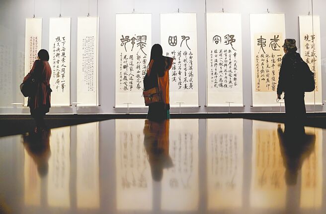 大陆全国政协委员安庭表示，两岸故宫应形成长效合作机制并加强交流。图为北京故宫「纵横千古 两岸一家」名家展。（中新社）