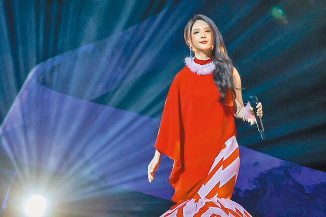 郭静2日首度唱进北流，吸引大批粉丝支持。  （罗永铭摄）