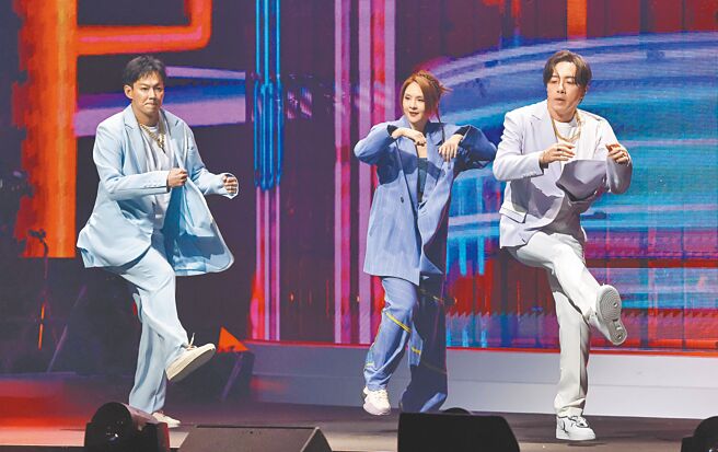 郭静（中）2日在北流开唱，邀来威廉（左）、坤达担任嘉宾助阵。（罗永铭摄）