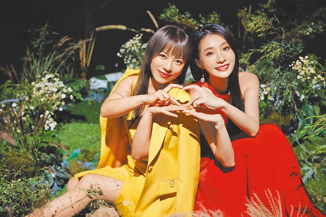 丁噹（左）近来推出新歌，邀来陈华合作对唱。（相信音乐提供）