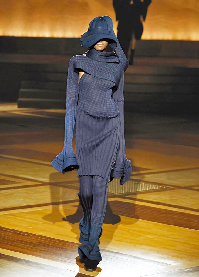 无缝合线，但又巧妙的用同一块布表现出不同纹理，只能说三宅一生的设计功力实在高明。（Issey Miyake提供）