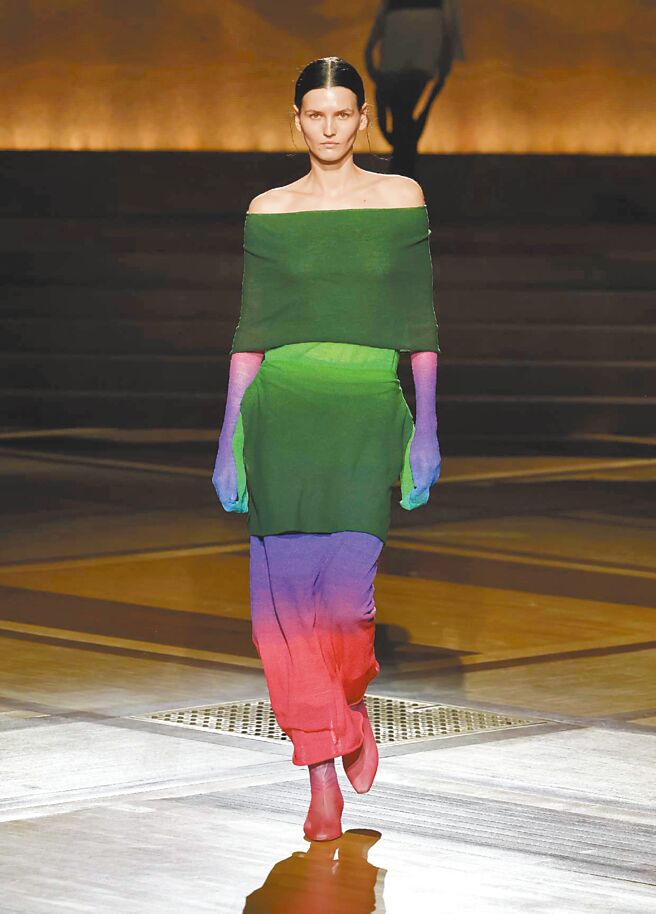 宛如天际线变幻莫测的色彩，三宅一生也取其做为服装设计灵感，并命名为Nuance Tube。（Issey Miyake提供）