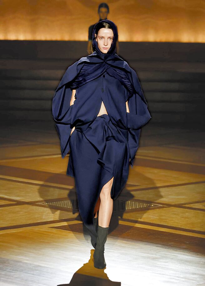 以薄如宣纸的纤维混合羊毛，打造出的Envision一件式服装作品。（Issey Miyake提供）