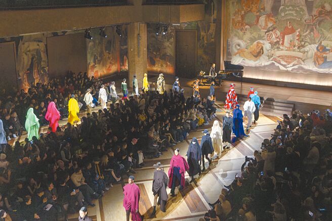 三宅一生2024秋冬女装大秀，为我们带来一场服装歷史巡礼。（Issey Miyake提供）