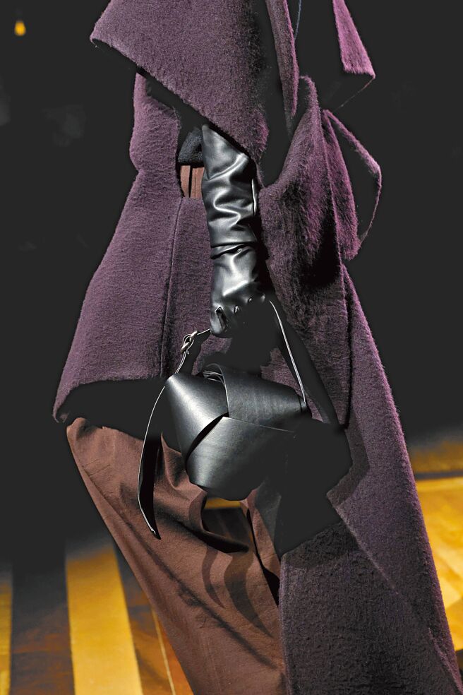 配件部分可以看到融入日本和服元素的小包设计。（Issey Miyake提供）