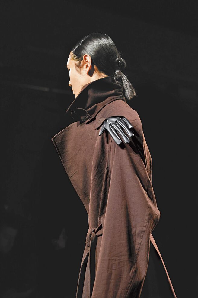 大衣上的手套置放设计颇具新意。（Issey Miyake提供）