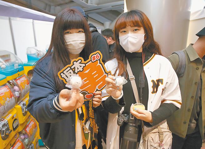 球迷開心秀出剛購買的商品。（趙雙傑攝）