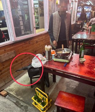 耍帥男吃熱炒露出「這一支」 本來很囂張看到警察就軟了