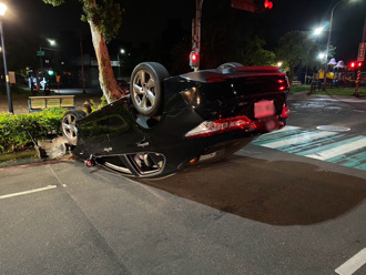 林口轎車凌晨撞路樹「烏龜翻」！車上3人受傷2送醫