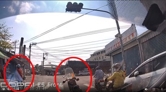 霸氣！早上天冷忽見燒仙草 「阿嬤」機車路中隨停隨買