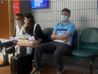 5億高中穿T恤、短褲、拖鞋登記      證人： 根本沒注意到他