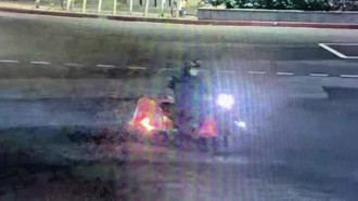 机车骑到一半后方着火 驾驶目击惊吓喊「靠北咧烧起来了」