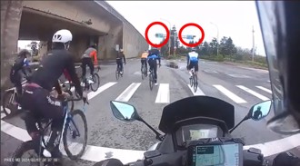 無視路口紅燈！19輛腳踏車違規穿越馬路 大型重機騎士看傻了