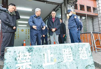 基隆殉職警祖母奔台 見孫遺照痛哭