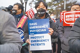 韓國醫生示威2萬人上街 罷工持續