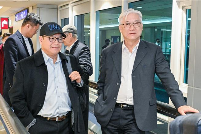 国民党副主席夏立言（右）4日凌晨自杭州返台，陪同人员包括国民党大陆事务部主任林祖嘉（左）及国家政策基金会资深顾问赵春山等人。他表示，对于陆船翻覆意外事件，希望尽快还原事实，知道事实之后才能做出正确的下一步判断。（陈麒全摄）