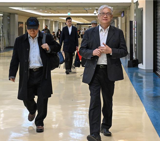 国民党副主席夏立言（右）4日凌晨自杭州返台，陪同人员包括国民党大陆事务部主任林祖嘉（左）及国家政策基金会资深顾问赵春山等人。他表示，对于陆船翻覆意外事件，希望尽快还原事实，知道事实之后才能做出正确的下一步判断。（陈麒全摄）