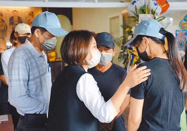 事发后，屏东县长周春米赴灵堂上香，向家属承诺将提供后续法律上的协助。（中时资料照）
