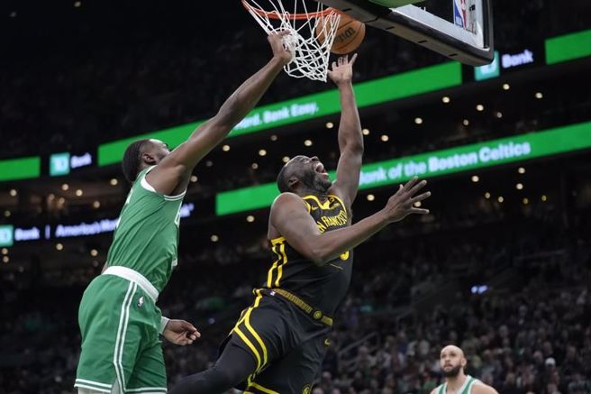 勇士格林衝入上篮，被塞尔提克布朗阻挡。（美联社）