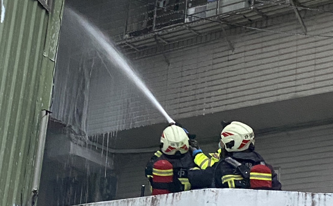 民宅熱水器起火燃燒，警消射水線灌救。（翻攝畫面）