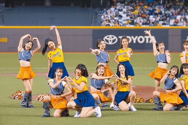 读卖巨人啦啦队「VENUS」2日与中信兄弟啦啦队「Passion Sisters」在赛前一同携手演出。（图／示意图，记者杜宜谙摄影）