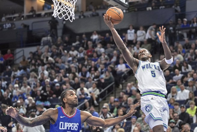 爱德华兹单手上篮，里欧纳德来不及防守。(美联社)