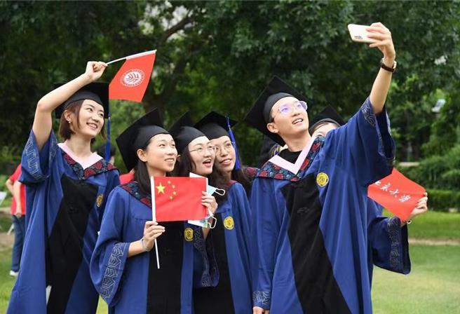 大陸多所院校呼籲畢業生積極就業，「不要只盯著升學考公考編」 。（人民日報）