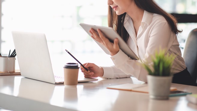 公司一名资深员工月领12万，却花6万另聘2个人帮代班，长达4个月都没有工作。（示意图，shutterstock／达志）