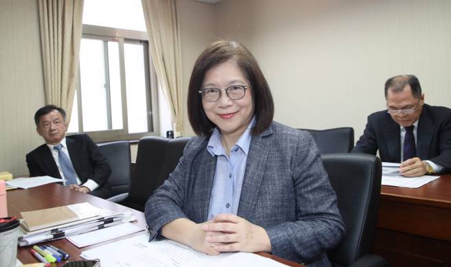 陸船翻覆事件真相未明，立法院內政委員會4日邀請海委會主委管碧玲（中）、陸委會主委邱太三（左）、國防部及海軍司令部參謀長就「金門撞船案:翻船執法過程及後續處理」進行專題報告，並備詢答。（劉宗龍攝）